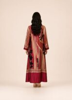⁦Open-front abaya featuring rich burgundy and beige tones, detailed with ornate borders and bold black floral accents⁩ - الصورة ⁦2⁩