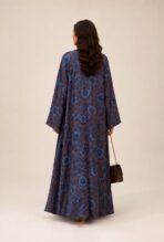 ⁦Flowing brown abaya adorned with rich blue floral prints, creating an elegant and graceful look⁩ - الصورة ⁦2⁩