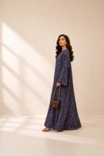 ⁦Flowing brown abaya adorned with rich blue floral prints, creating an elegant and graceful look⁩ - الصورة ⁦3⁩