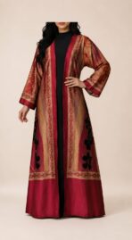 ⁦Open-front abaya featuring rich burgundy and beige tones, detailed with ornate borders and bold black floral accents⁩ - الصورة ⁦3⁩