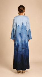 ⁦Elegant open abaya with a soft sky-blue to deep navy watercolor gradient and artistic brushstroke effect⁩ - الصورة ⁦2⁩