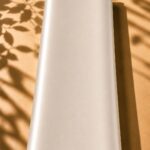 Elegant plain silk in a pearl white shade, with a silky touch and refined luminous sheen.